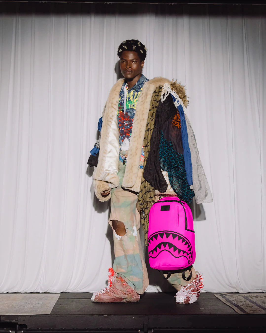 SHARK CENTRAL WHITE STENCIL SHARK PINK DLXSV BACKPACK